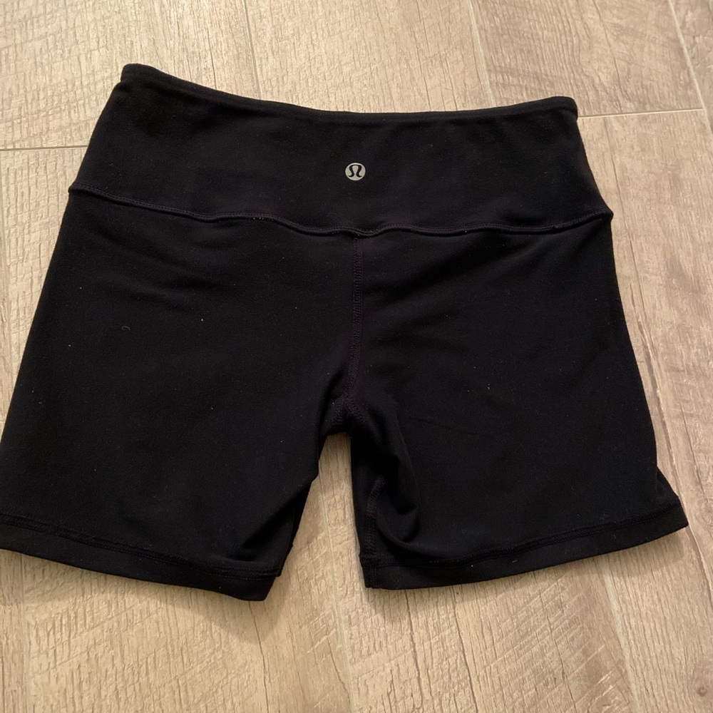 Lululemon Reverse Groove Short, Size 4 - Picture 6 of 9